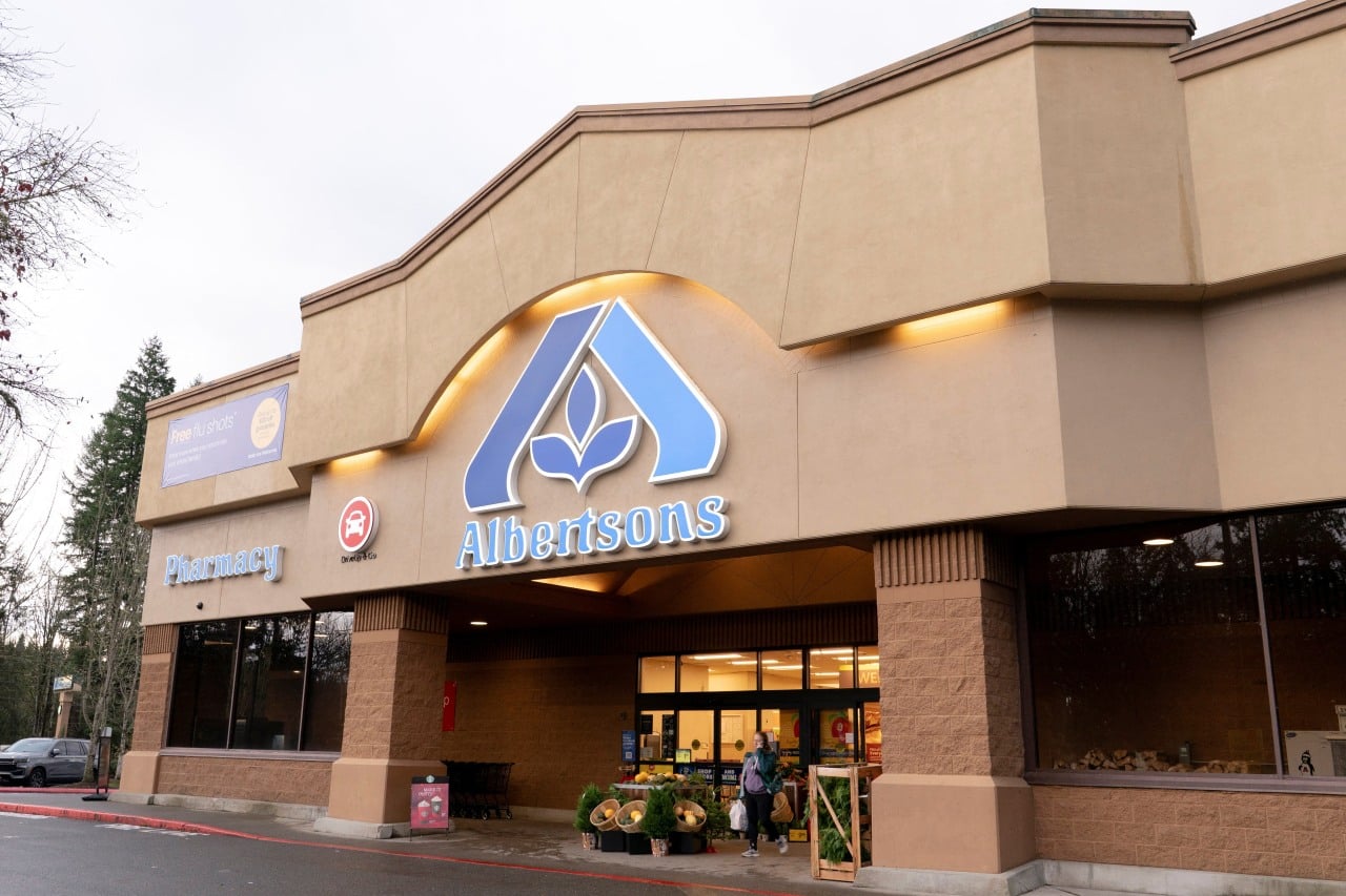 Albertsons cuts full-year outlook as cautious consumers pull back on grocery spending